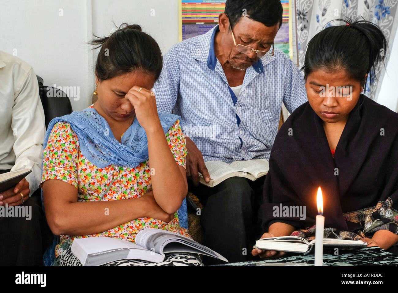 La réunion de prière hebdomadaire catholique d'une petite communauté chrétienne dans le village d'Mawlyndepp près de Shillong, Meghalaya, l'État nord-est de l'Inde Banque D'Images