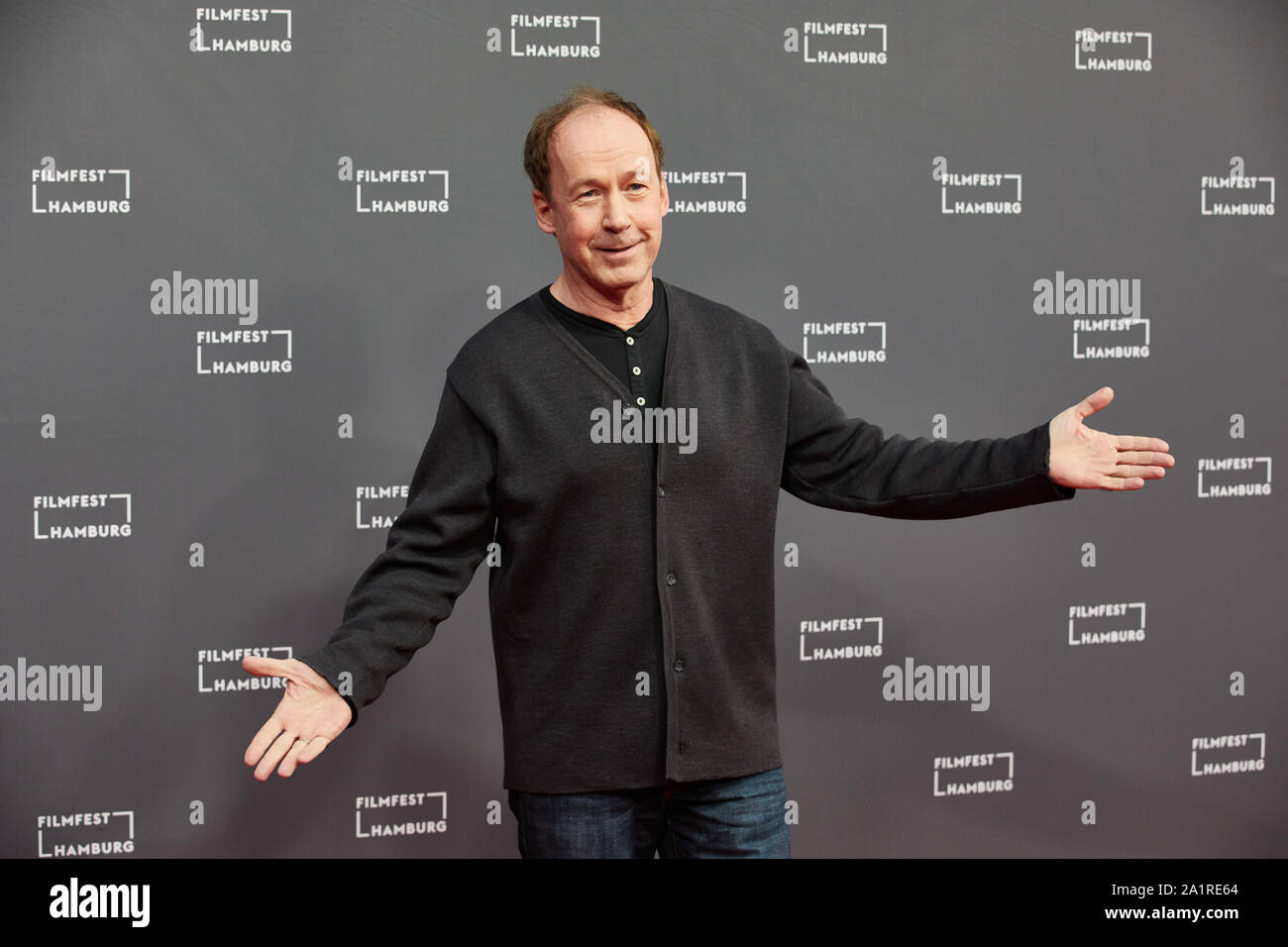 Hambourg, Allemagne. 28 Sep, 2019. Ulrich Noethen, comédien, s'agit de la première allemande du film "eutschstunde" basé sur le roman du même nom de Siegfried Lenz. La première aura lieu dans le cadre du Filmfest Hambourg. Credit : Georg Wendt/dpa/Alamy Live News Banque D'Images