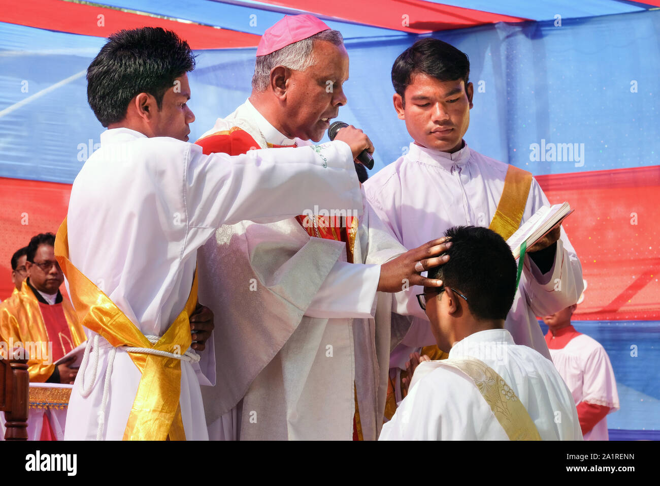 Ordination d'un prêtre catholique par l'évêque Michael Akasius Toppo, évêque du diocèse de Tezpur en Balipara, état de l'Assam, Inde Banque D'Images