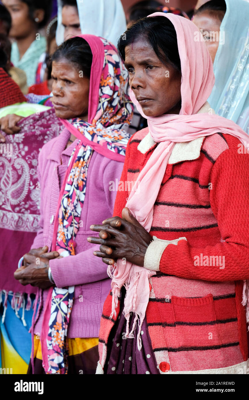 Les chrétiens fidèles au cours d'un open air service catholique dans Balipara, Village indien, etat de l'Assam Banque D'Images