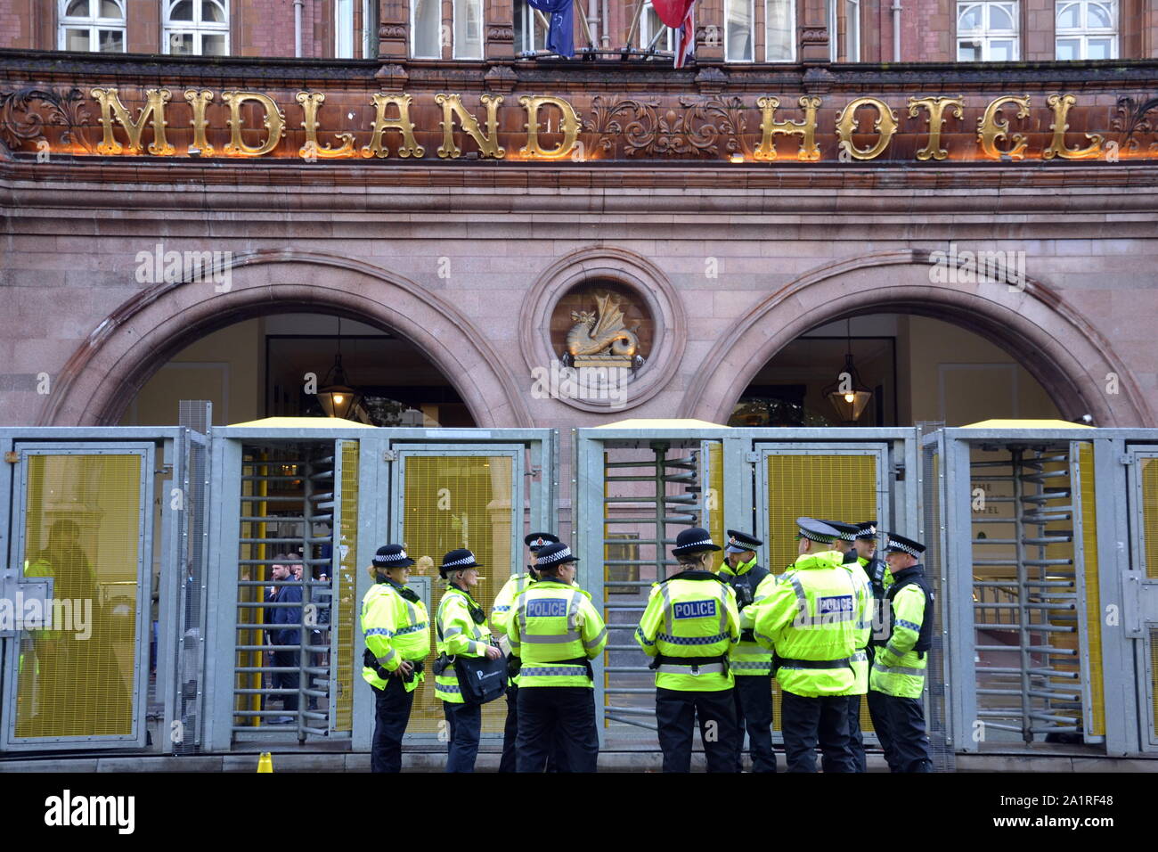 Les agents de police en dehors de l'hôtel de conférence, la Midland, en tant que congrès du parti conservateur, en 2019, à Manchester, au Royaume-Uni, se prépare à démarrer. Il y a une forte présence policière et un peu de manifestants alors que le débat sur Brexit atteint son paroxysme. Banque D'Images