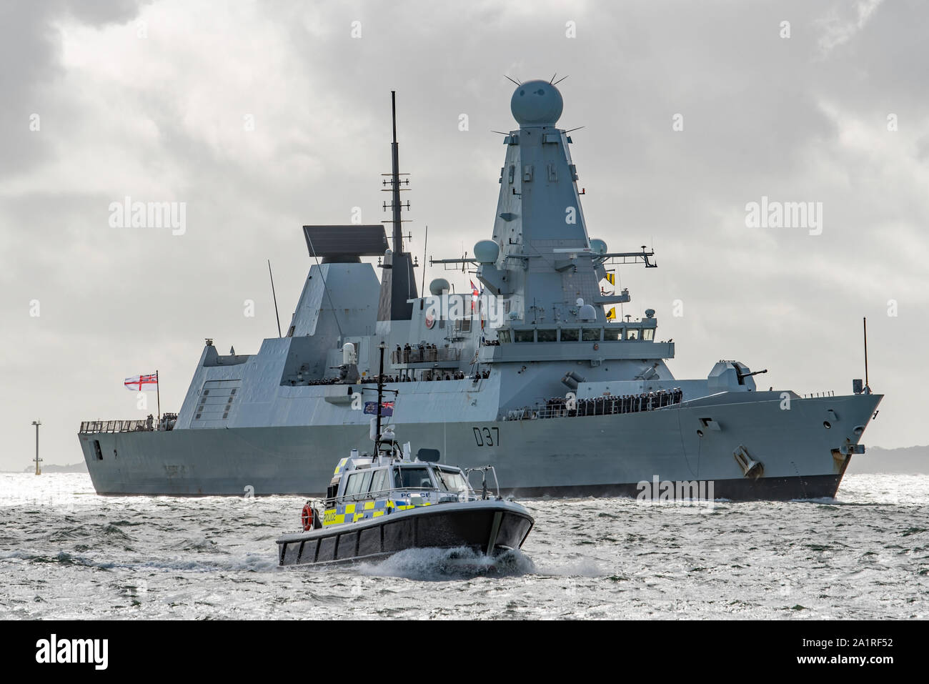La Royal Navy navire de guerre HMS Duncan (D37) retour du front à Portsmouth, Royaume-uni le 28/9/19 après un long déploiement au Moyen-Orient et Golfe Persique. Banque D'Images