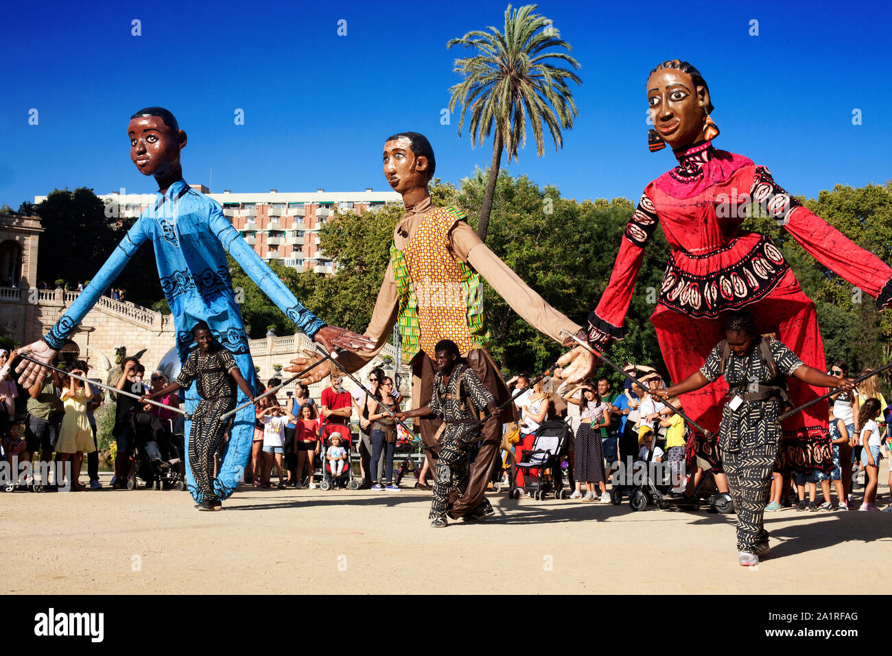 La danse, marionnettes géantes du Malawi Barcelone. Banque D'Images