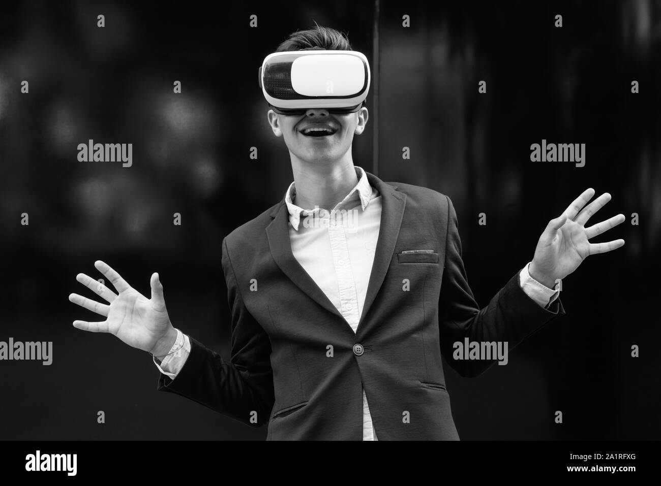 Woman lunettes de réalité virtuelle VR en ville Banque D'Images