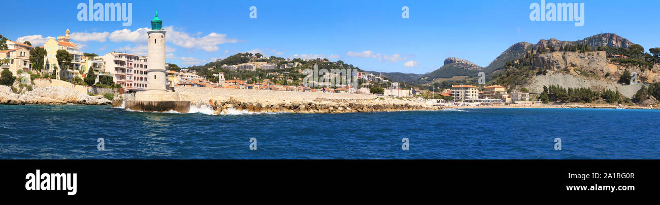 Le port de cassis dans ses collines. Banque D'Images
