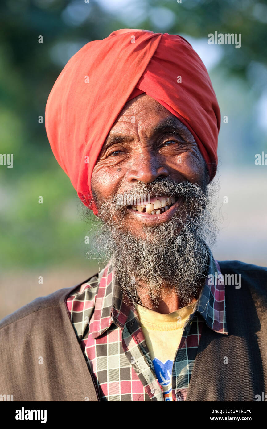 Portrait d'un vieil homme à turban traditionnel près de la place Luxmi. L'État fédéral de l'Assam, nord-est de l'Inde, l'Asie Banque D'Images