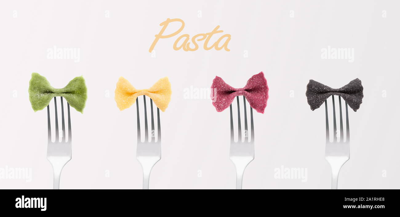 Creaive multi colored farfalle sur fourches sur fond gris Banque D'Images