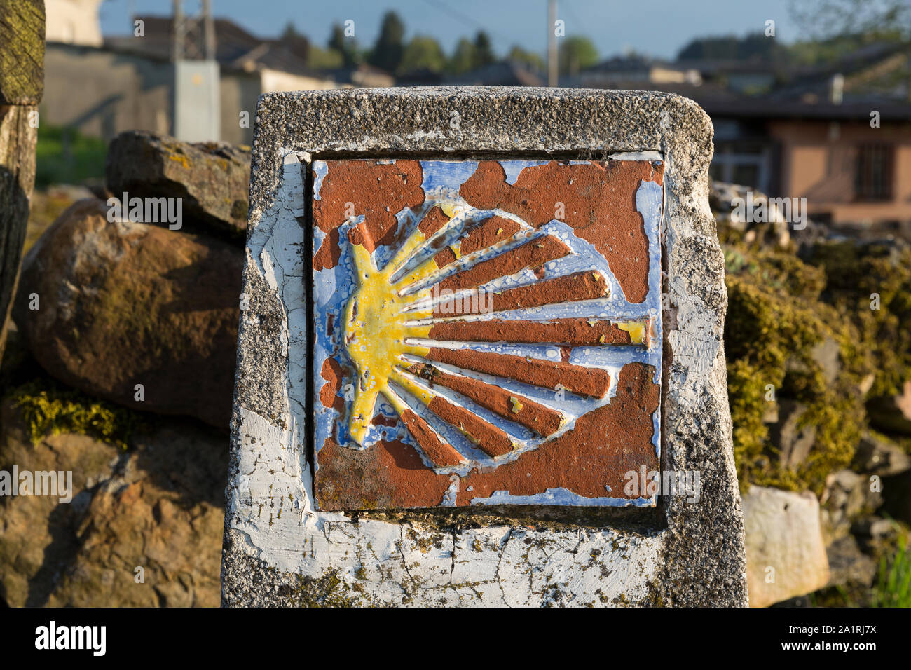 Marqueur traditionnel le long du Camino Primitivo dans le village de Berducedo. La coquille Saint-Jacques et la flèche jaune symboles sont omniprésents du pèlerinage Banque D'Images