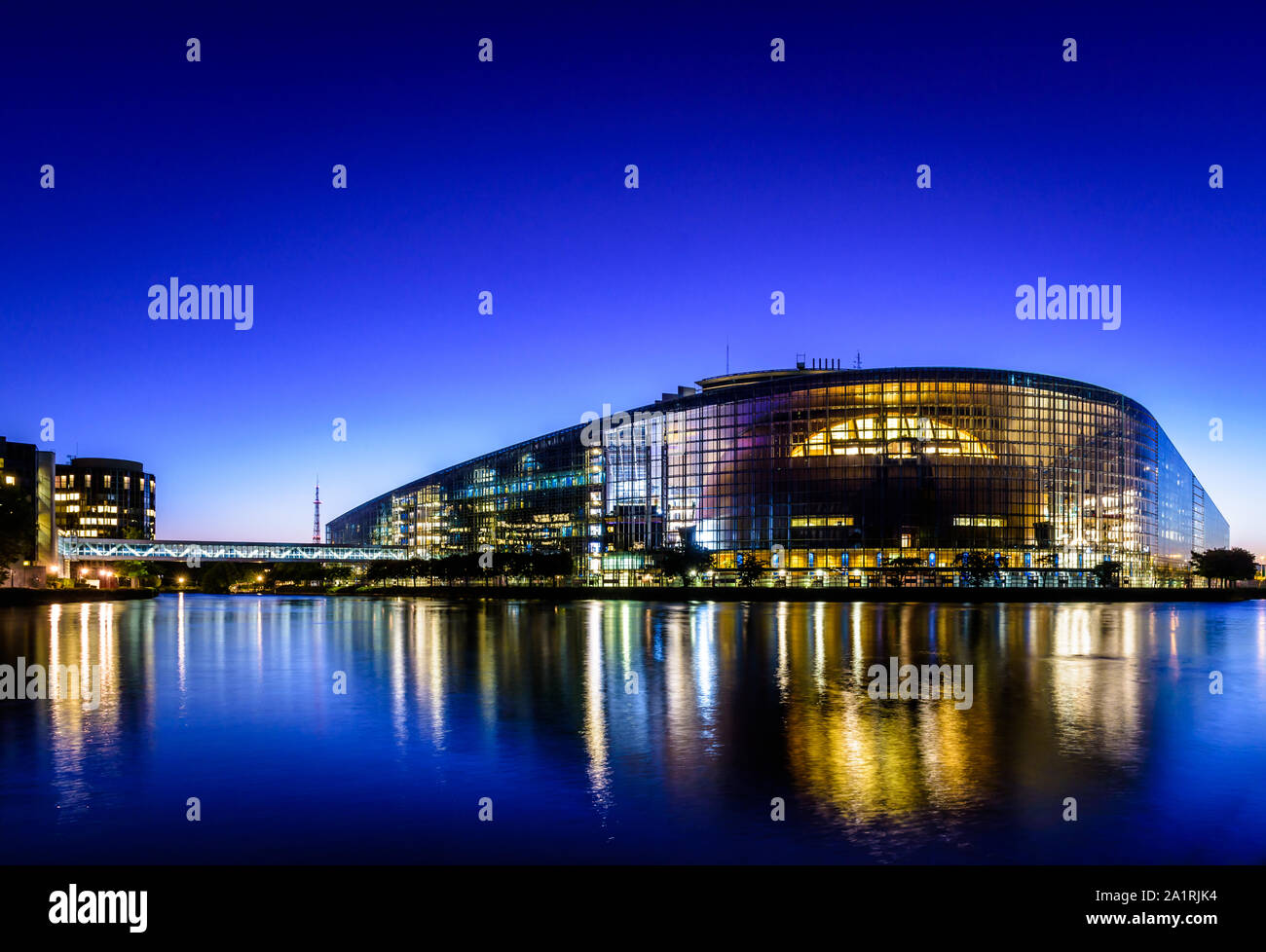 La tombée de la voir à l'heure bleue de la façade en verre et la passerelle du bâtiment Louise Weiss, siège du Parlement européen à Strasbourg, France. Banque D'Images
