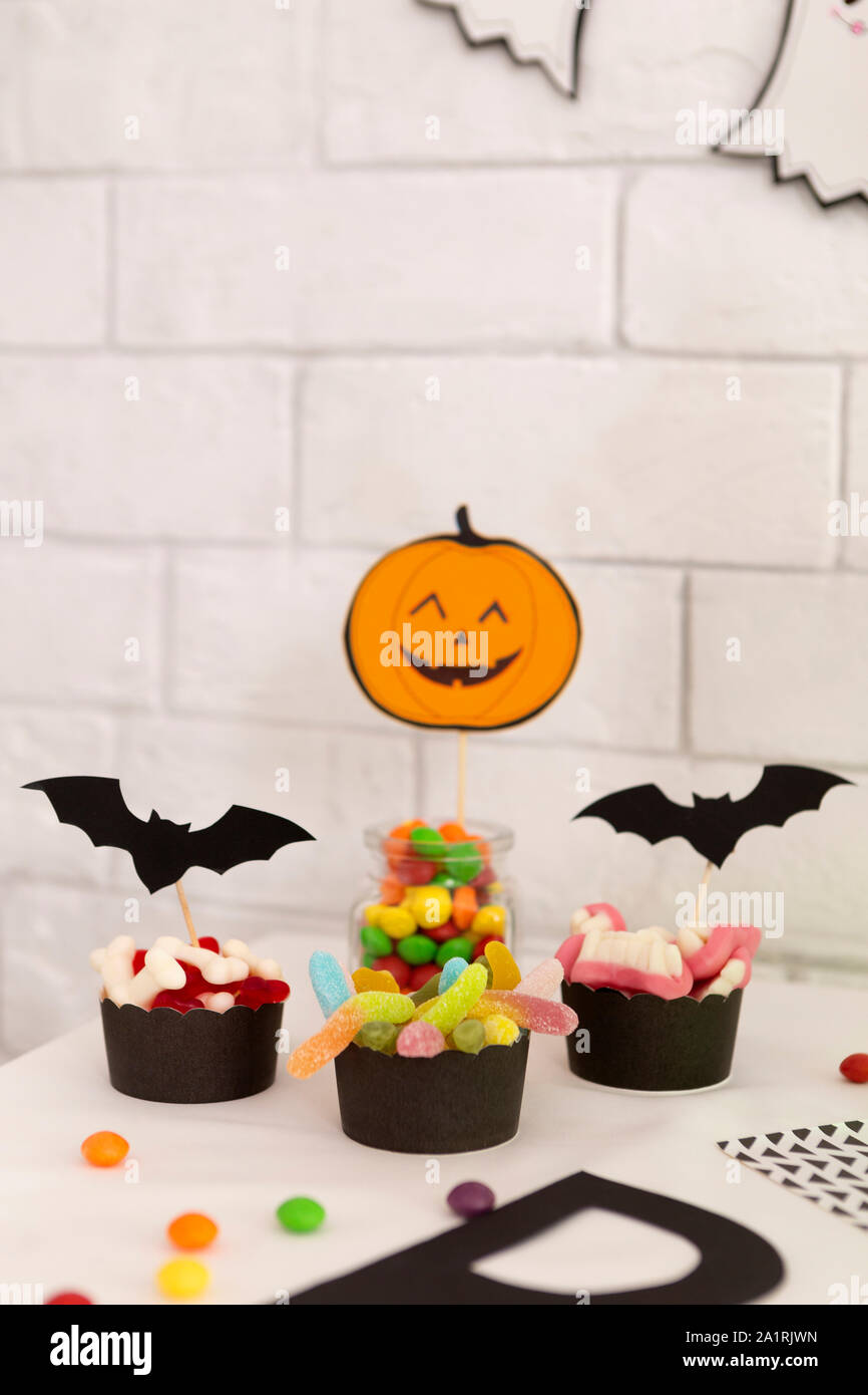 Scary Halloween bonbons différents avec les chauves-souris et les citrouilles en papier Banque D'Images