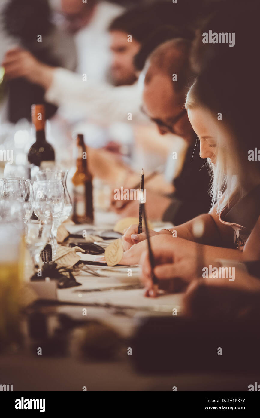 York, UK - 18 août 2019 : les clients à un mariage participer dans les jeux et les fêtes après l'alimentation. Banque D'Images