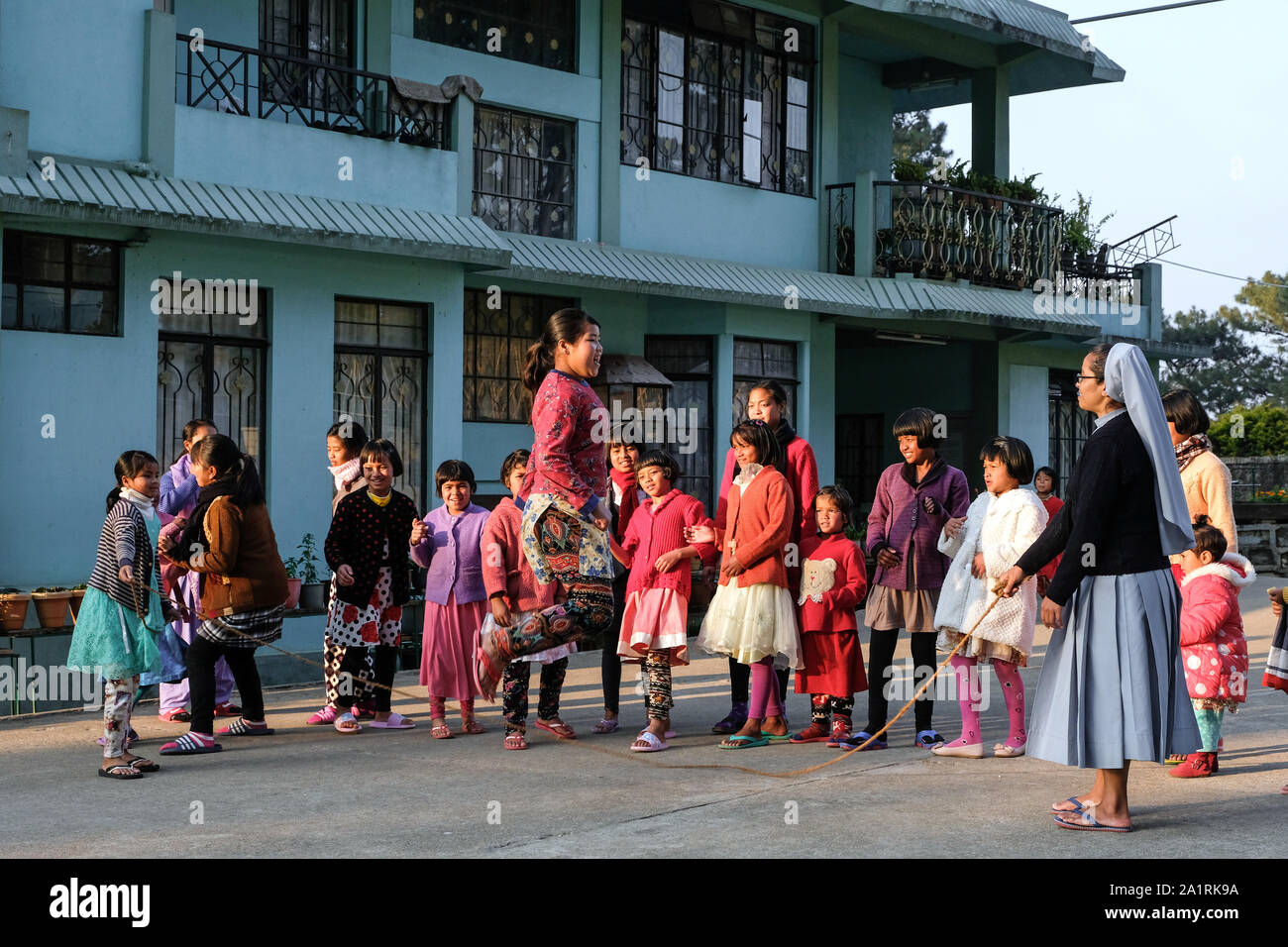 Les enfants jouent à la corde à l'autre en face de l'abribus Ferrando 'Home' pour l'accueil des Sœurs de l'Ordre des Sœurs Missionnaires de Marie Auxiliatrice (MSMHC) dans la région de Shillong, l'état de Meghalaya, en Inde, en Asie du Nord-Est Banque D'Images