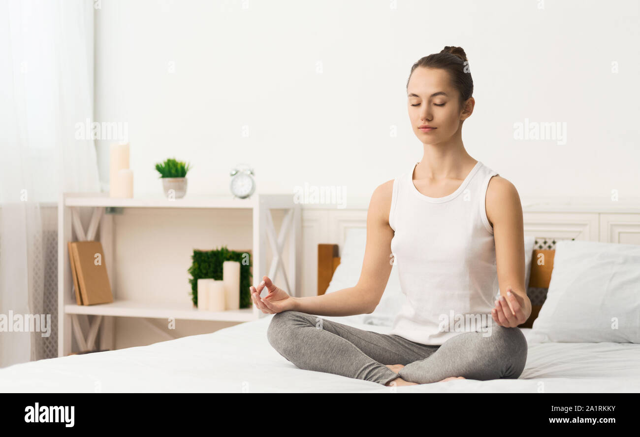 Femme méditant et la pratique du yoga le matin Banque D'Images