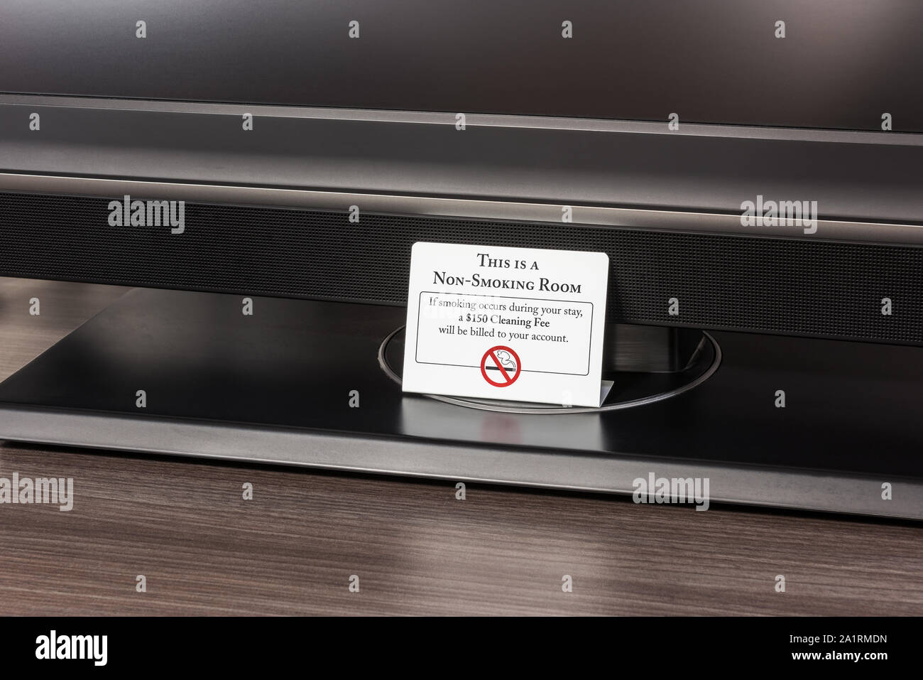 Étiquette d'avertissement pour non-fumeurs, chambres d'hôtel en disant un 150 USD de frais de nettoyage seront facturés à son compte lors de fumeurs se produit. Banque D'Images