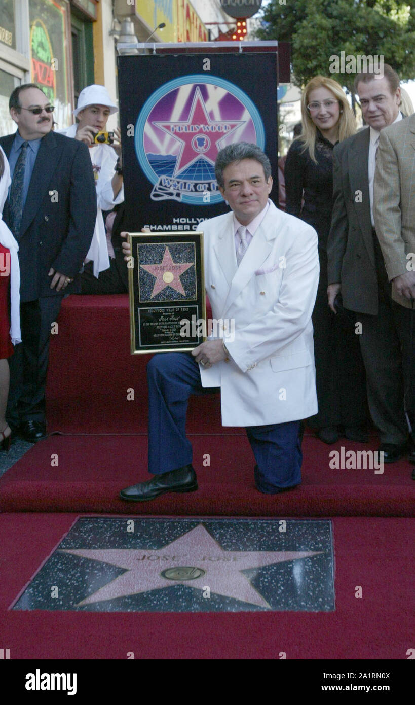 11 février 2004, Hollywood, Californie, USA : Photo : Fichier JosÅ½ JosÅ½ Chanteur mexicain, un des pays d'AmericaÃs la plupart des chanteurs populaires, est décédé samedi 28 septembre 2019 à 71 ans, le Los Angeles Times a rapporté..''Le prince de la chanson'' Jose Jose célèbre plus de 40 ans dans l'industrie de la musique. Jose Jose est honoré aujourd'hui mardi 10 2004 Frebuary avec le 2,247ème étoile sur le Hollywood Walk of Fame..ARMANDO ARORIZO (crédit Image : © Armando Arorizo/Prensa Internacional via Zuma sur le fil) Banque D'Images