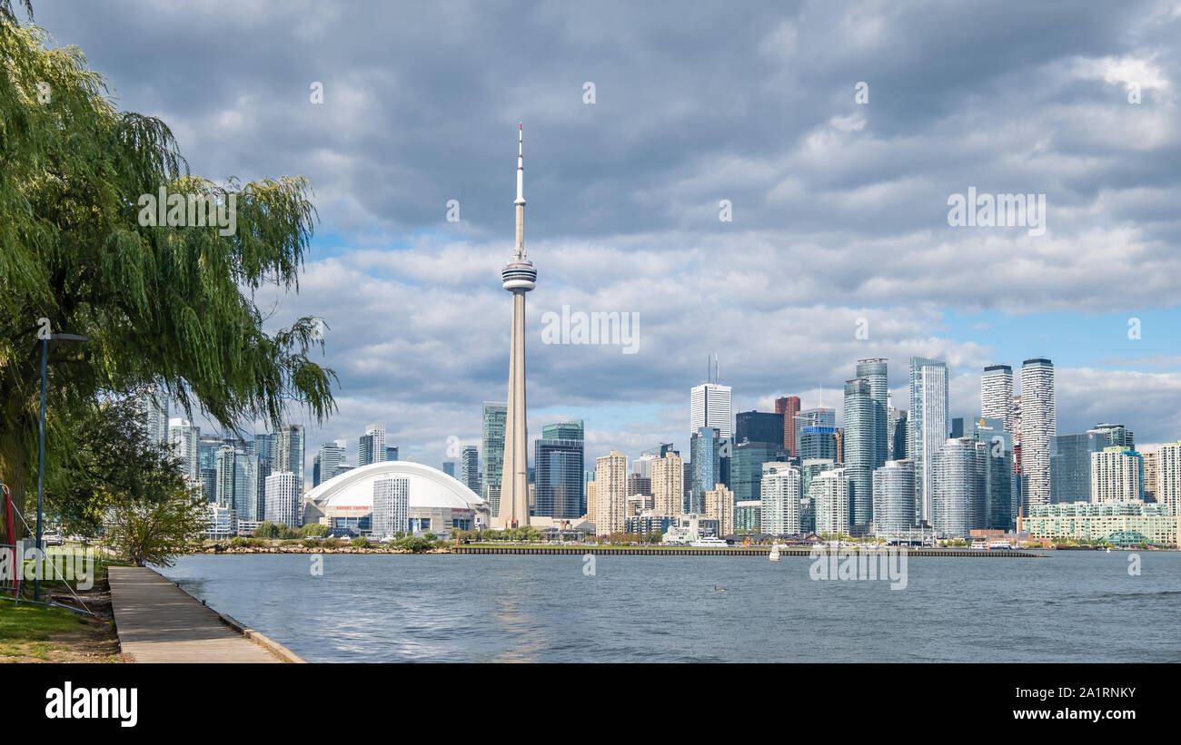 En regardant vers le centre-ville de Toronto (Ontario) de Hanlans Point Toronto Islands. Banque D'Images