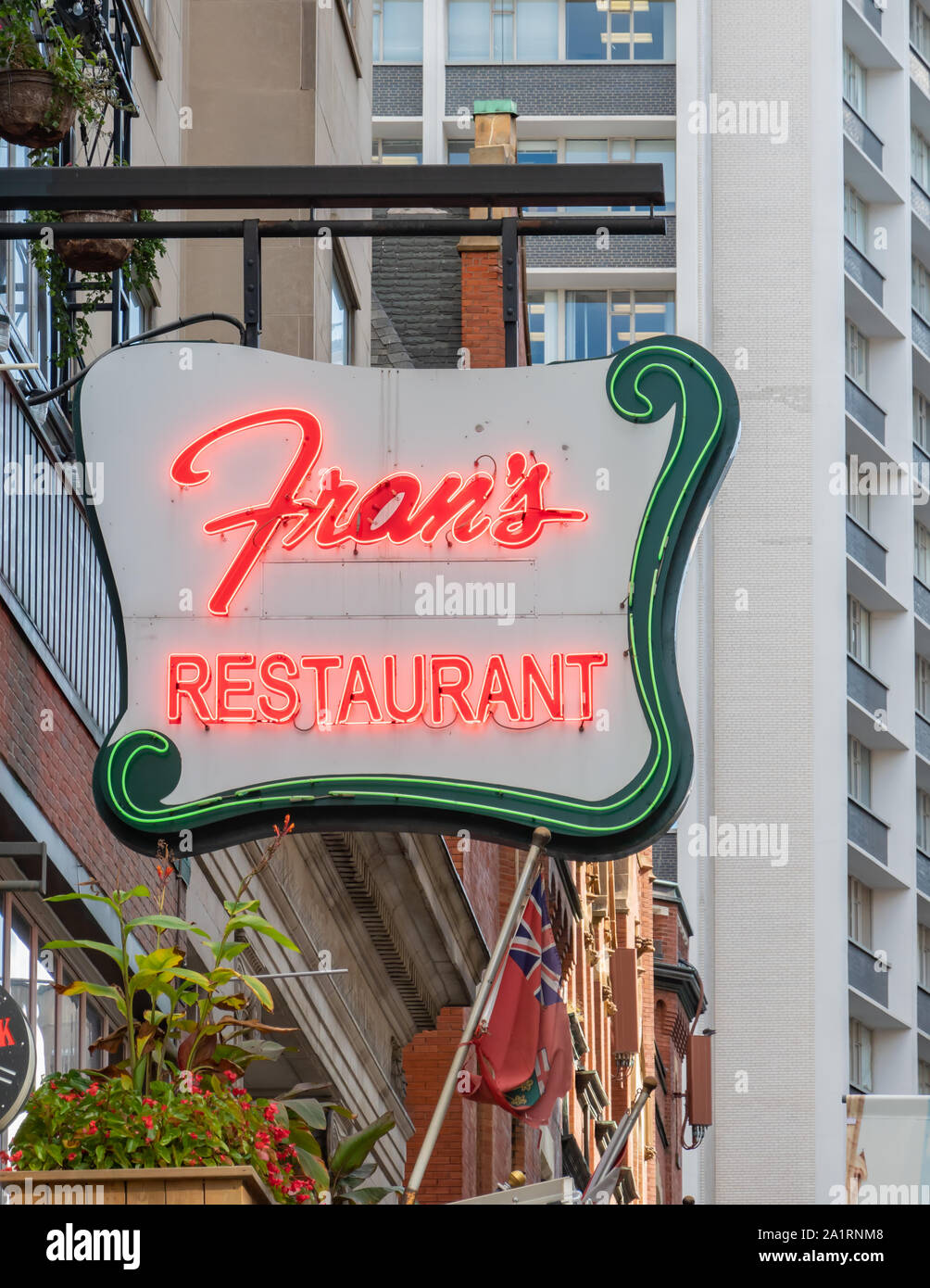 Frans néon Restaurant sign en dehors de l'emplacement phare au centre-ville de Toronto sur la rue College. Banque D'Images