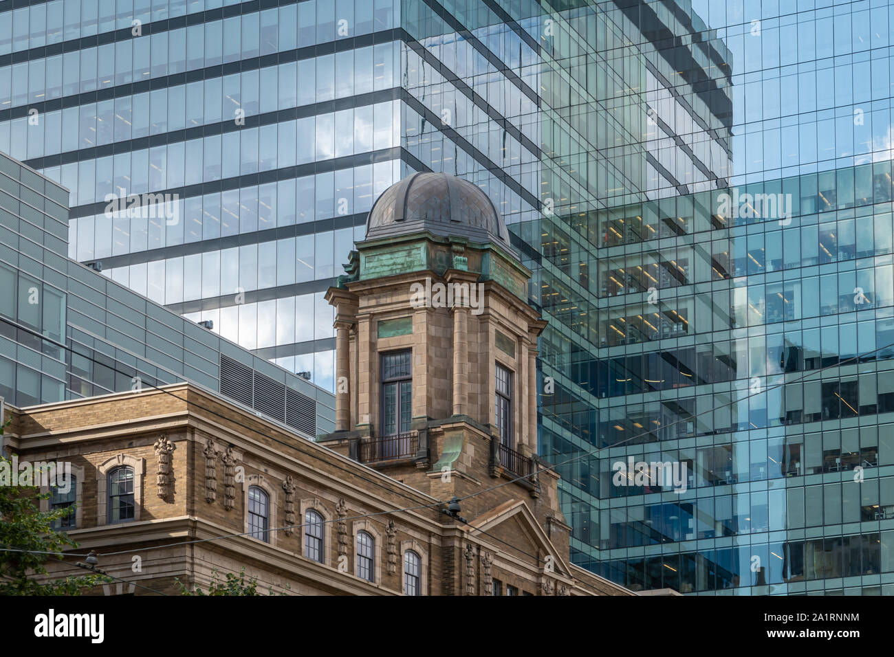 Coupole sur un vieux bâtiment historique contre un gratte-ciel de verre et d'acier moderne au centre-ville de Toronto (Ontario) Canada. Banque D'Images