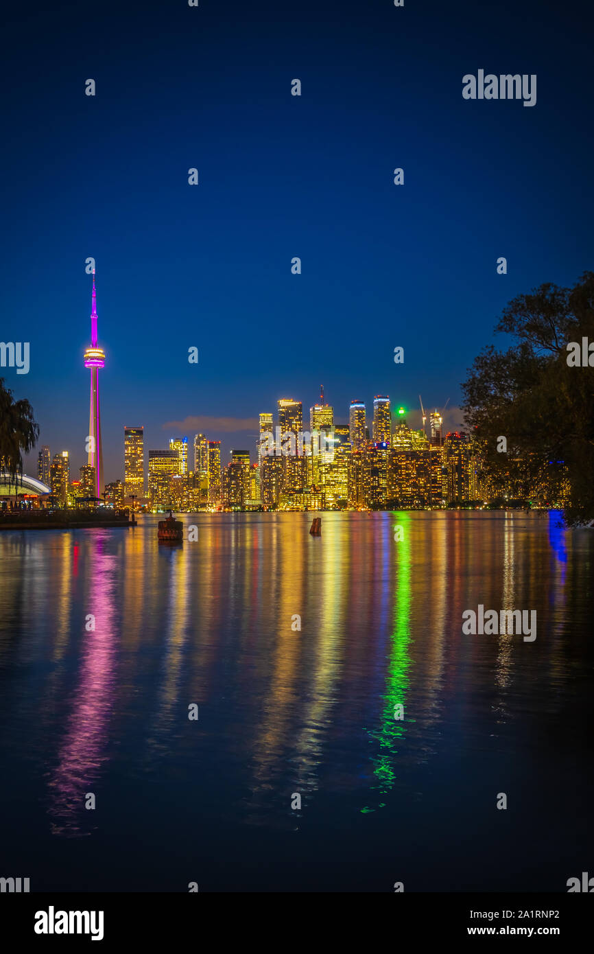 Le centre-ville de Toronto a photographié de nuit depuis les îles de Toronto. Banque D'Images