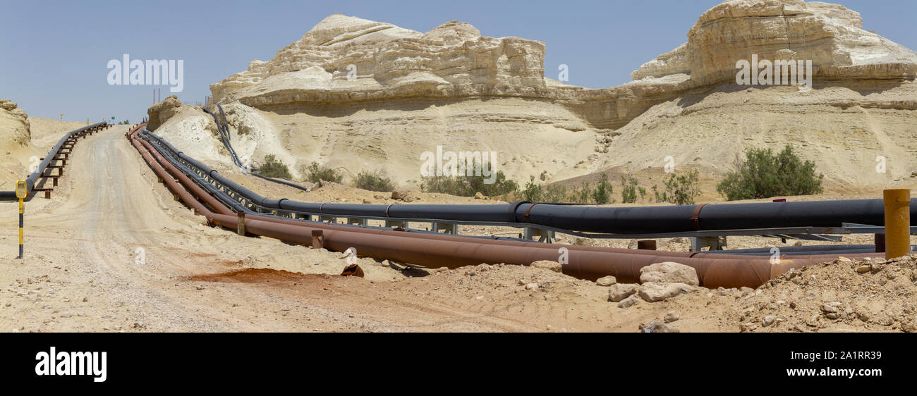 Route avec des canalisations en désert Néguev israël Banque D'Images