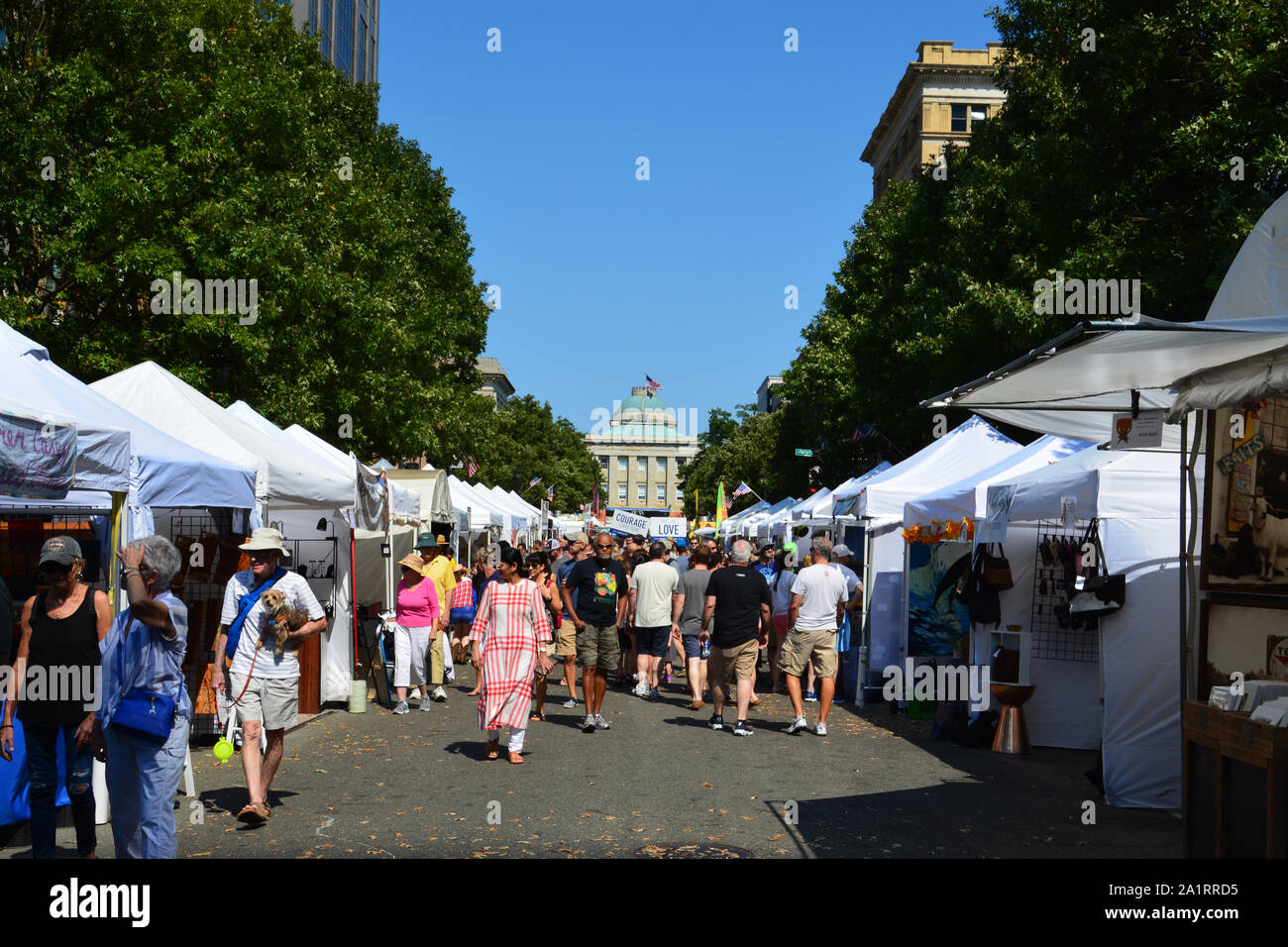 Les vendeurs mis en place la longueur de Fayetteville Street dans le centre-ville de Raleigh, Caroline du Nord, au cours de la 2019 Wide Open Bluegrass Festival. Banque D'Images