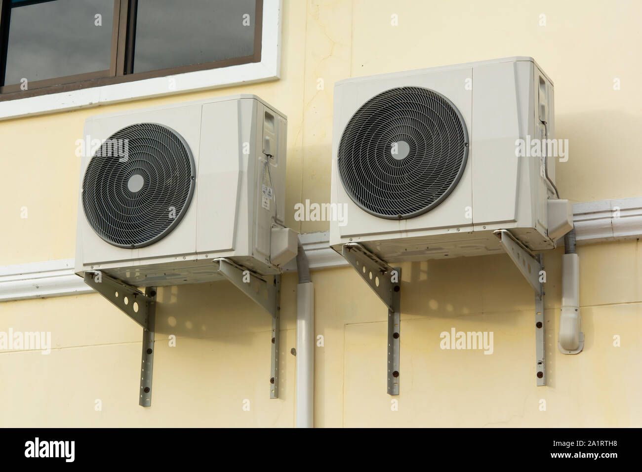 l'homme installe le compresseur mural du climatiseur pendant la saison  chaude 9299852 Photo de stock chez Vecteezy