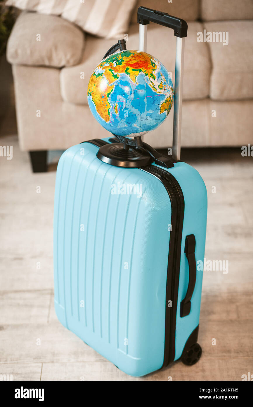 Vue rapprochée de valise lumineuse avec globe. Banque D'Images