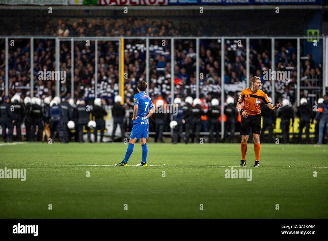 SINT-TRUIDEN, BELGIQUE - 28 septembre : l'intervention des forces de l'GenkÕs partisans pendant la Jupiler Pro League match day 9 entre Stvv et KRC Genk le 28 septembre 2019 à Saint-trond stade Stayen, Belgique. (Photo de Frank Abbeloos/Isosport) Credit : Pro Shots/Alamy Live News Banque D'Images