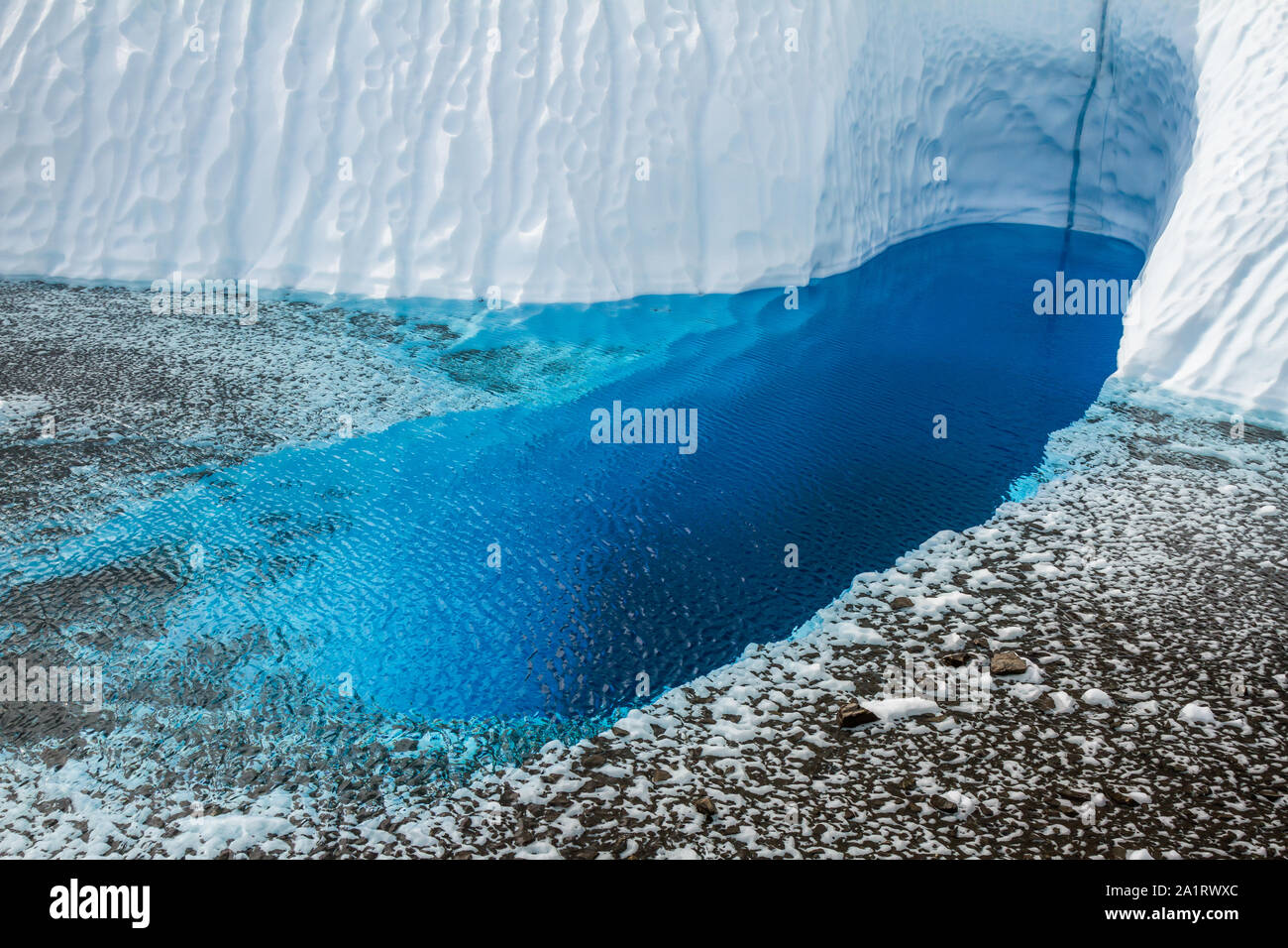 Dans l'arrière-pays profond de l'Alaska, un profond trou ovale est pleine d'eau de la fonte des glaces sur un glacier. Banque D'Images