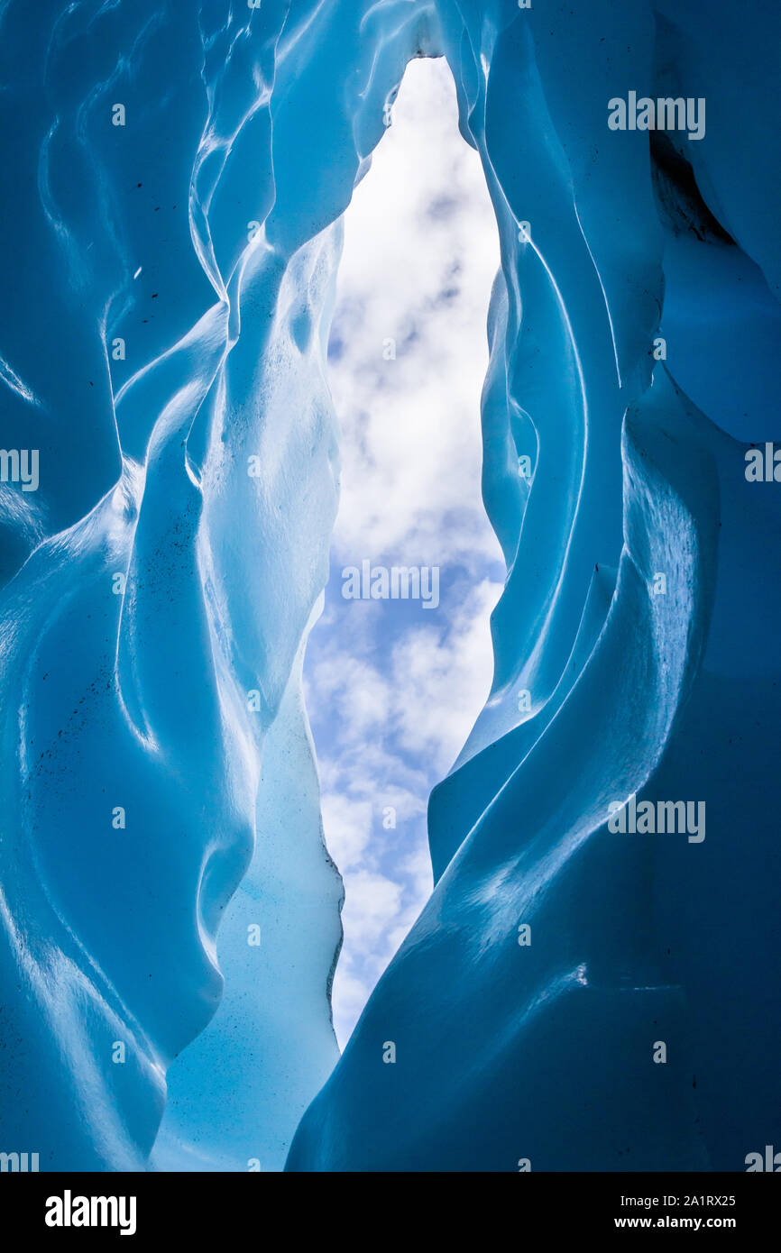 Jusqu'à la recherche d'une crevasse étroite sur la Matanuska Glacier en Alaska. Puffy nuages au-dessus de remplir le ciel bleu. Banque D'Images