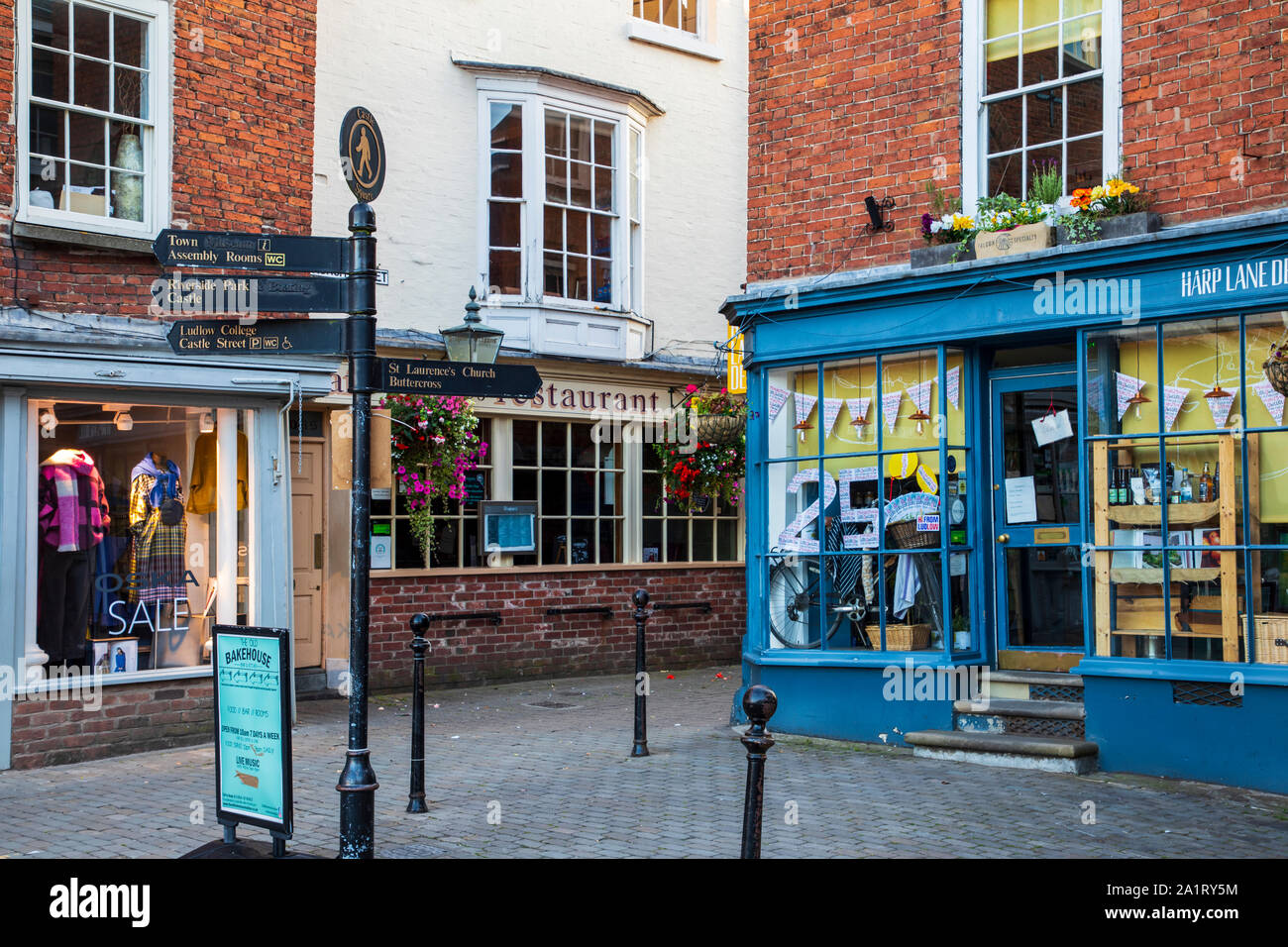 LUDLOW, SHROPSHIRE, England, UK - 8 septembre 2019 : bâtiments historiques le long de la rue de la ville de Ludlow. Banque D'Images