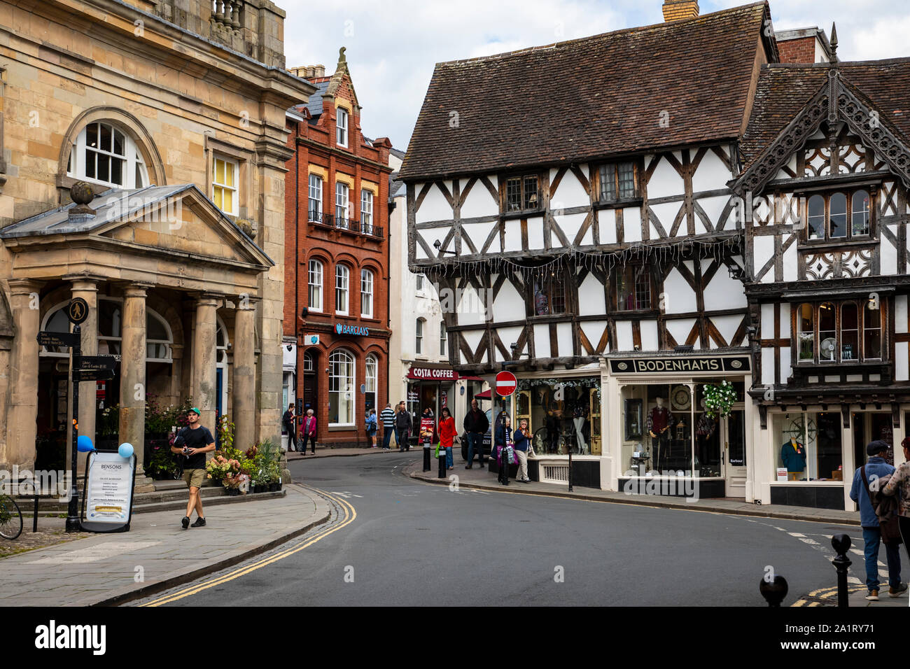 LUDLOW, SHROPSHIRE, England, UK - 8 septembre 2019 : bâtiments historiques le long de la rue de la ville de Ludlow. Banque D'Images