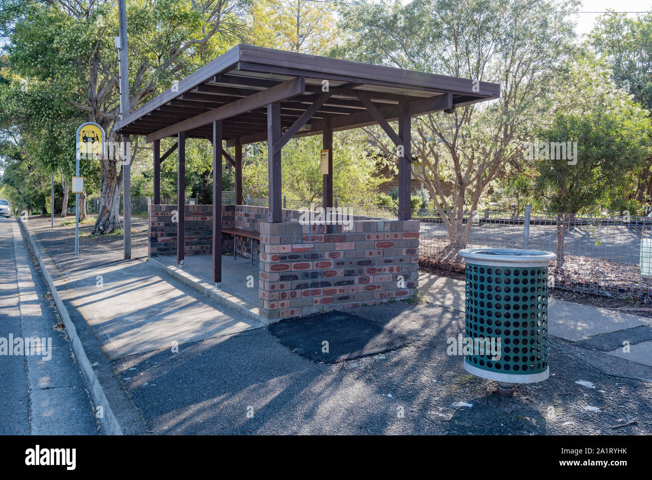 Une brique de clinker, de bois et d'acier bus stop in Lindfield, Sydney Australie, peut-être l'époque 1968-1974 NSW Govt Bureau d'architecte moderniste design. Banque D'Images