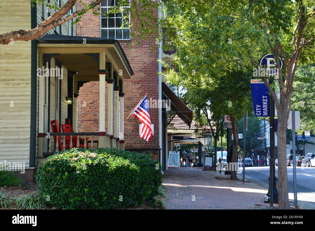 L'arbre de l'ombre sur le trottoir, dans le centre-ville historique quartier commerçant du marché de Raleigh, Caroline du Nord. Banque D'Images