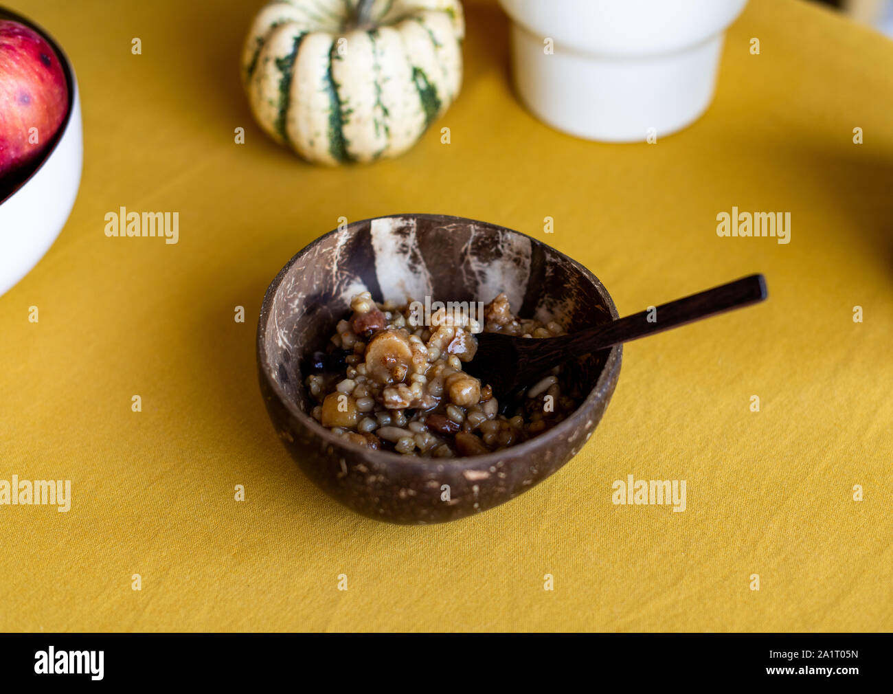 Dessert traditionnel turc Asure, Achoura ou également connu sous le nom de Noé Pudding. Servi dans un bol de noix de coco. Banque D'Images