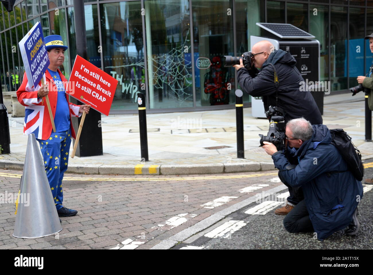 Anti-Brexit protestataire Stephen Bray, fondateur du stand de Défi Mouvement Européen (SODEM), à l'extérieur de la Conférence 2019 du Parti conservateur à Manchester, au Royaume-Uni, comme il se prépare à démarrer. Stand de mépris Mouvement Européen a été lancé par Steven Bray en septembre 2017. Banque D'Images