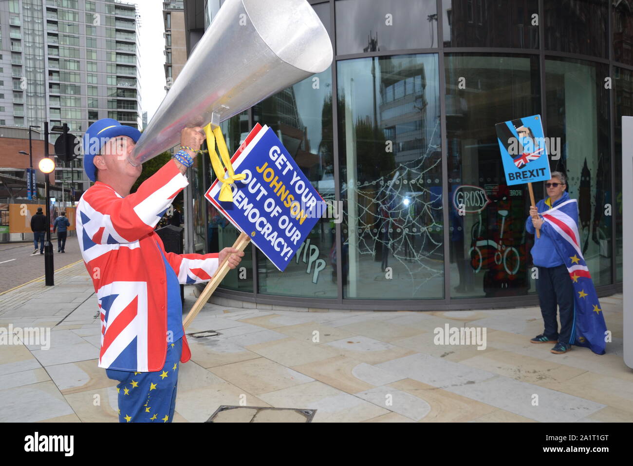 Anti-Brexit protestataire Stephen Bray, fondateur du stand de Défi Mouvement Européen (SODEM), à l'extérieur de la Conférence 2019 du Parti conservateur à Manchester, au Royaume-Uni, comme il se prépare à démarrer. Stand de mépris Mouvement Européen a été lancé par Steven Bray en septembre 2017. Banque D'Images