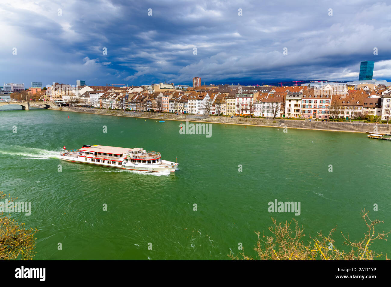 Le ferry suit le Rhin dans la ville de Bâle, Suisse Banque D'Images