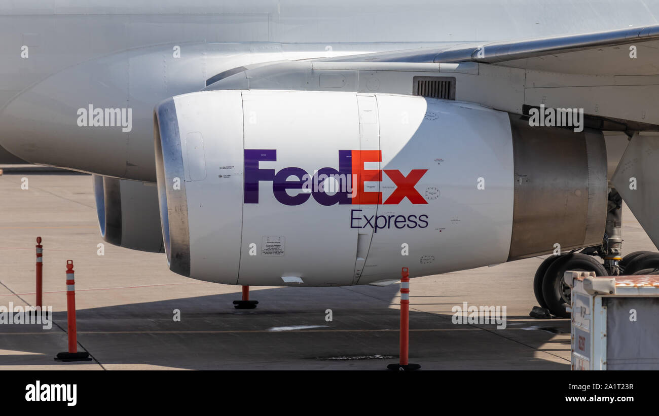 Moteur de l'avion de fret FedEx avec logo FedEx Express sur le côté de l'aéroport international Pearson de Toronto. Aéroport. Banque D'Images
