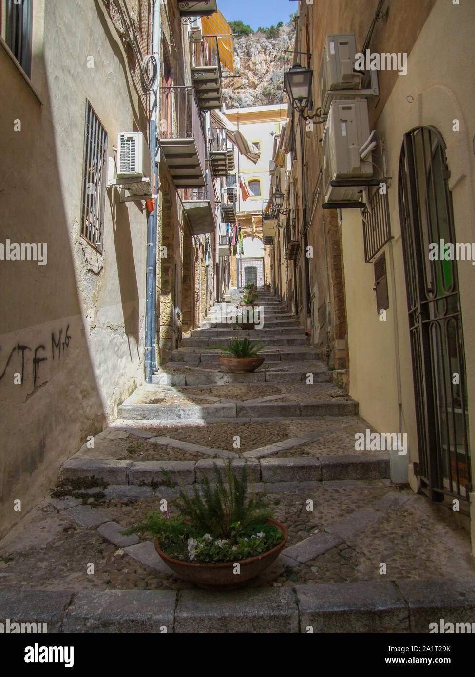Ruelle idyllique dans une ville nommée Cefalu en Sicile, Italie Banque D'Images
