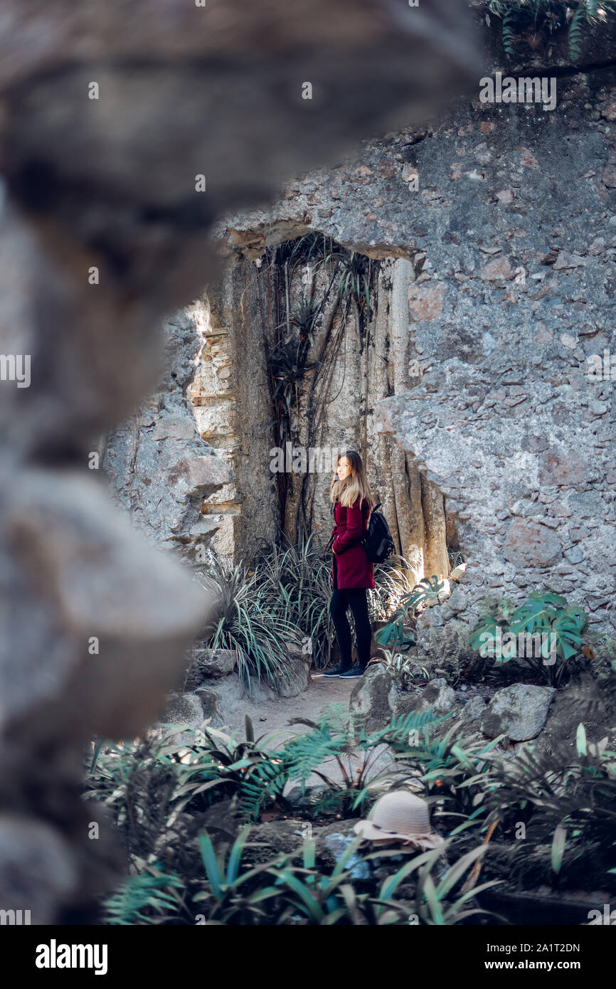 Femme marche par les ruines d'une ancienne église Banque D'Images