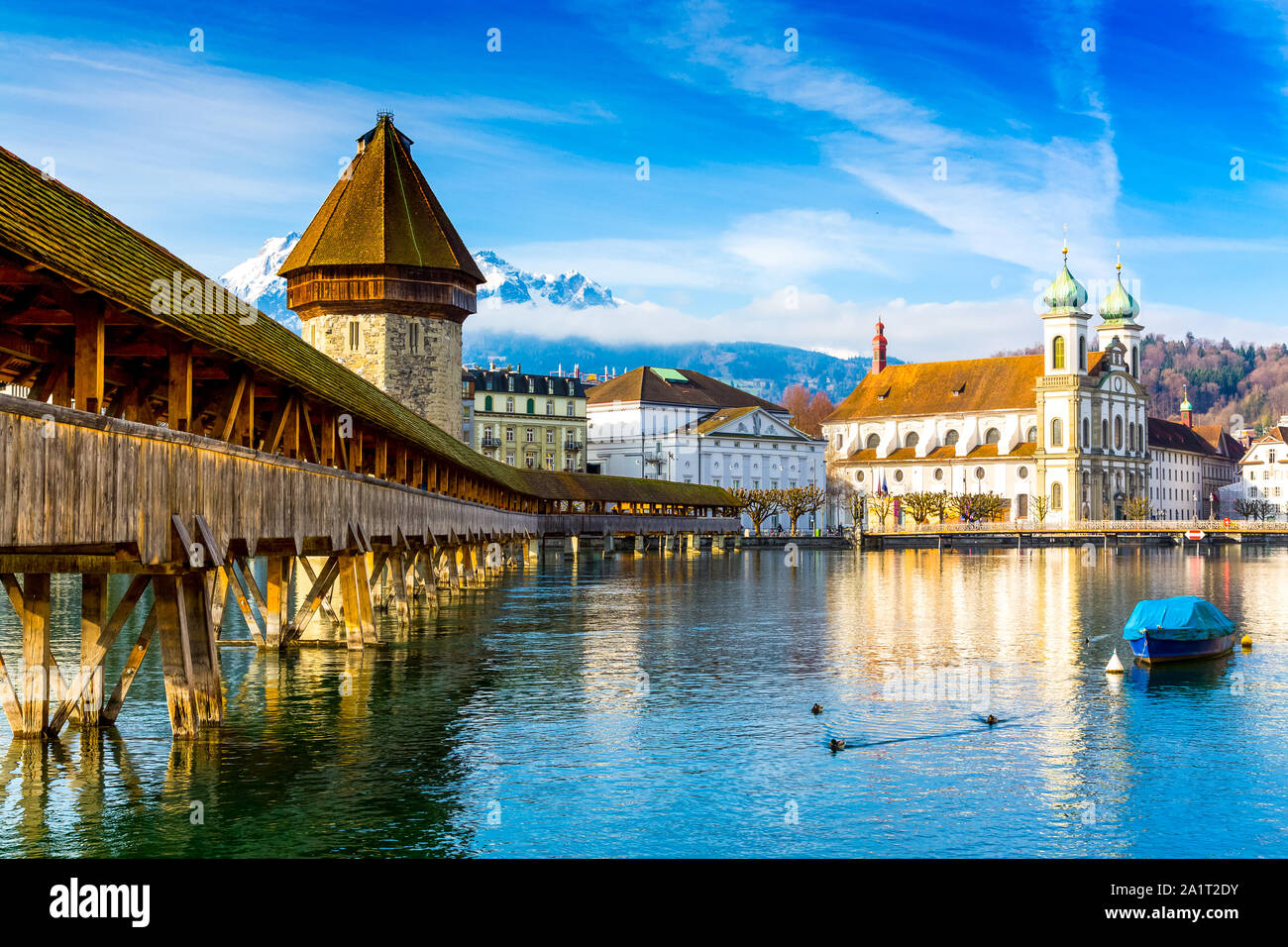 Pont de la chapelle historique Kapellbrucke Waterfront et de repère de Lucerne, Suisse Banque D'Images