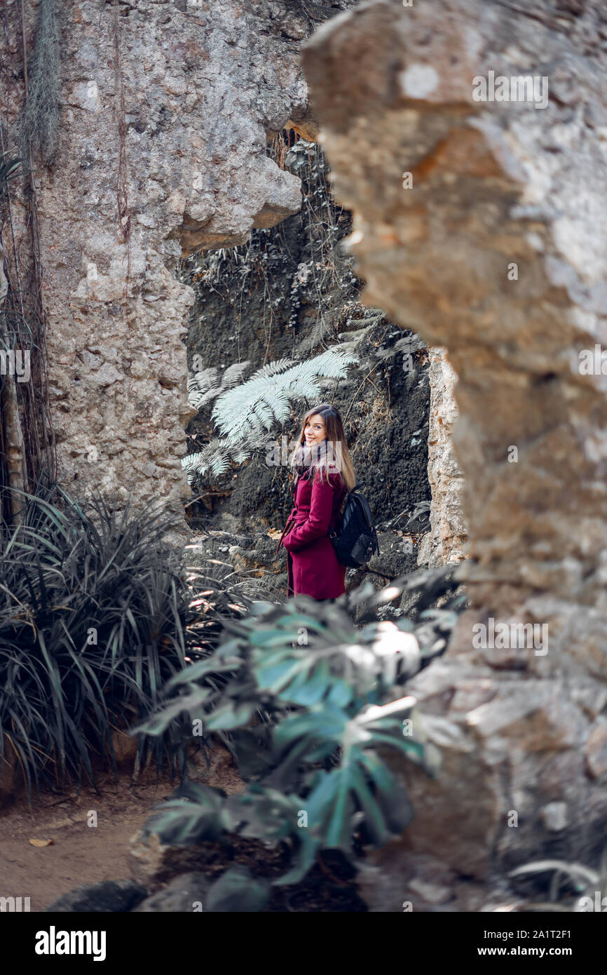 Femme marche par les ruines d'une ancienne église Banque D'Images