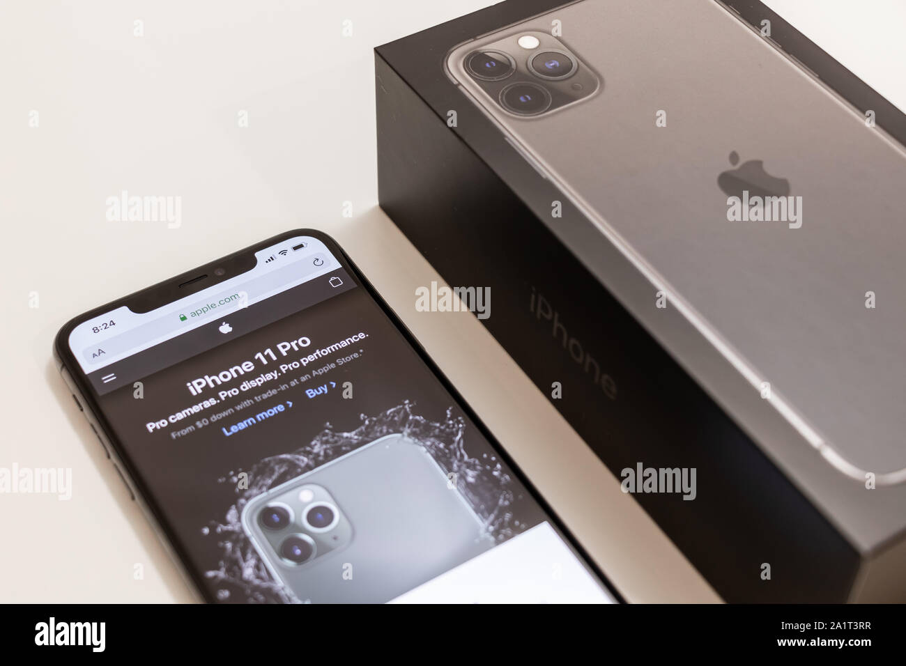 Nouvelle annonce iPhone 11 Pro sur le site web Apple, affichée sur iPhone à  côté de l'iPhone 11 Pro Box Photo Stock - Alamy