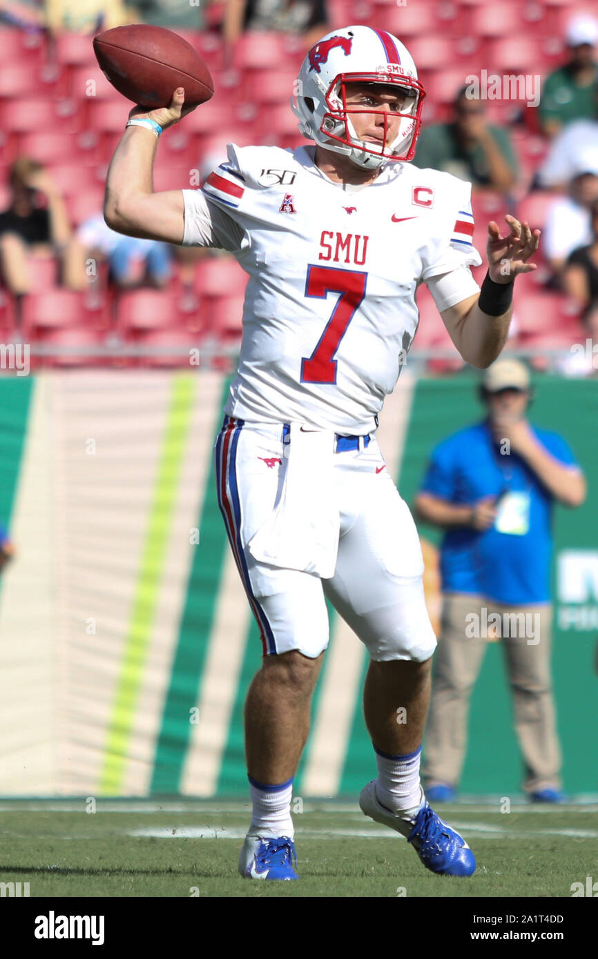 Tampa, Floride, USA. 28 Sep, 2019. Mustangs Méthodiste du Sud quarterback Shane Buechele (7) passe le ballon au cours de la NCAA football match entre les Mustangs de l'Université Méthodiste du Sud et la Floride du Sud Bulls tenue au Raymond James Stadium de Tampa, Floride. Andrew J. Kramer/Cal Sport Media/Alamy Live News Banque D'Images