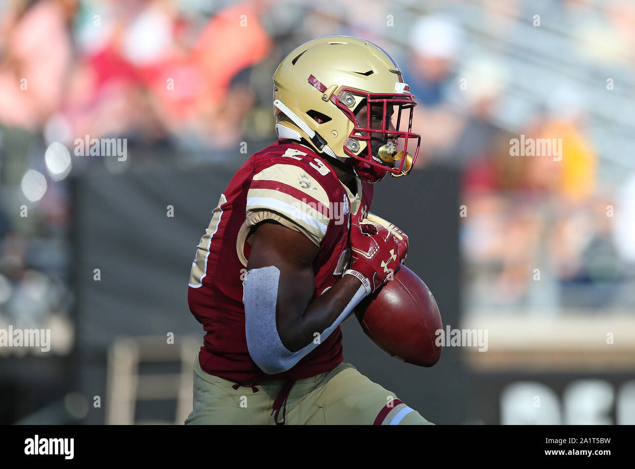 Le Massachusetts, USA. 28 Sep, 2019. Boston College Eagles en marche arrière Travis Levy (23) en action au cours de la NCAA football match entre service démon des forêts les diacres et les Boston College Eagles à Alumni Stadium. Credit : Cal Sport Media/Alamy Live News Banque D'Images