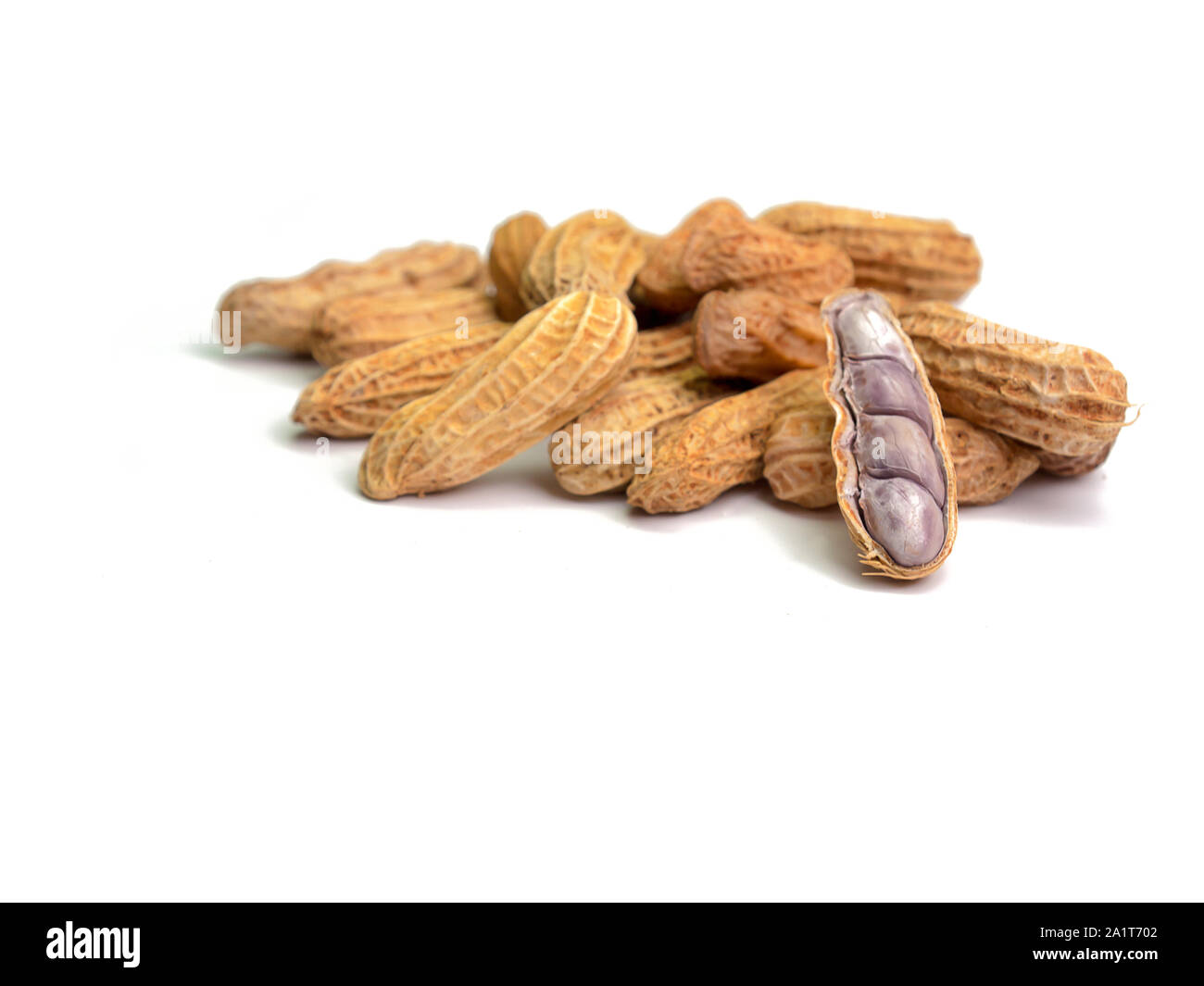 Arachides bouillies , placé sur un fond blanc. Banque D'Images