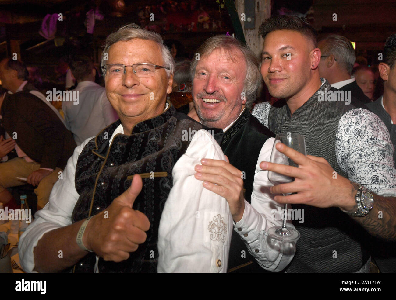 Munich, Allemagne. 28 Sep, 2019. Politicien Wolfgang Bosbach (l-r), présentateur Werner Schulze-Erdel et le rappeur Kay un célébrer dans le beetle tente. Le plus grand festival de musique folklorique dans le monde dure jusqu'au 6 octobre. Crédit : Felix Hörhager/dpa/Alamy Live News Banque D'Images
