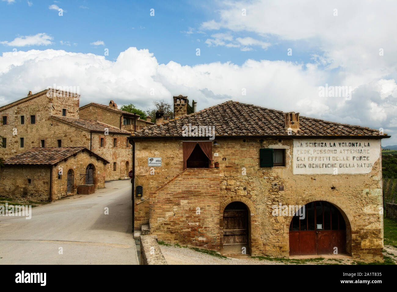 Sienne, Toscane/Italie - le 28 avril 2019 : Scène de village toscan avec un s'est évanoui à la Seconde Guerre mondiale affiche de propagande Mussolini Banque D'Images
