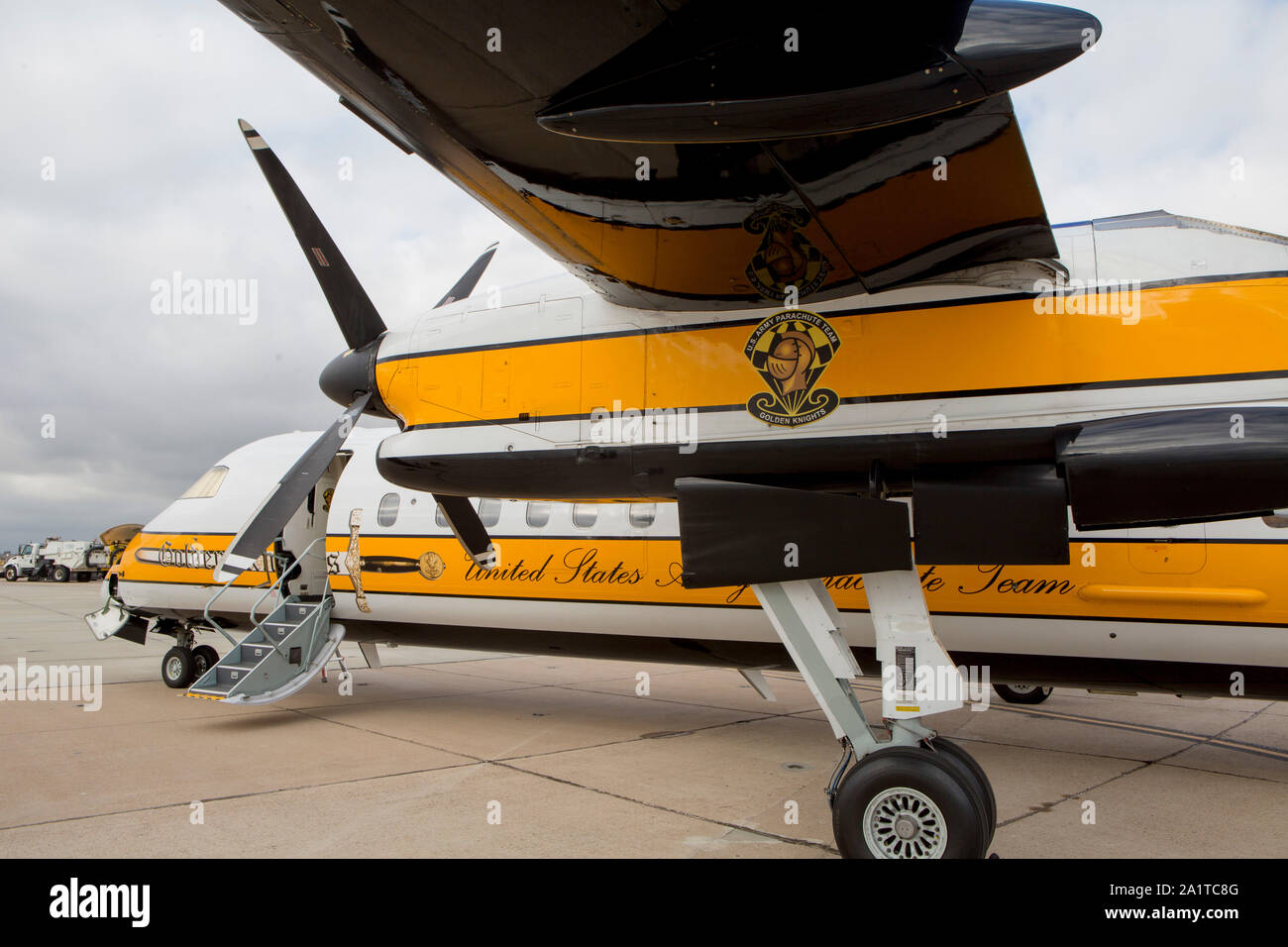 Les Chevaliers d'or effectuer une démonstration au 2019 Marine Corps Air Station Miramar Air Show sur MCAS Miramar, Californie, le 28 septembre. Cette année, l'air show honore les premiers intervenants en présentant plusieurs spectacles et une exposition mettant en évidence les premiers intervenants et leurs réalisations. (U.S. Marine Corps photo de LCPl. Andrew Hiatt) Banque D'Images